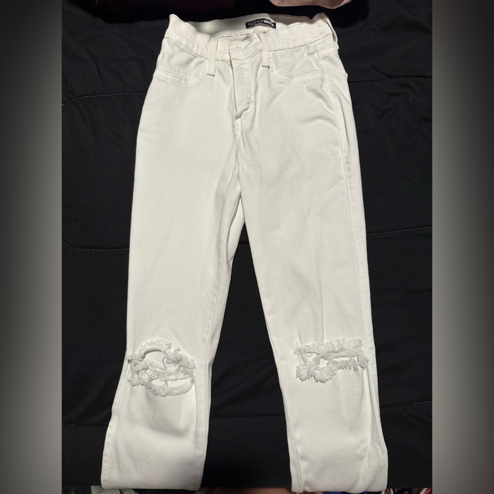 white fashion nova skinny jeans. size 3